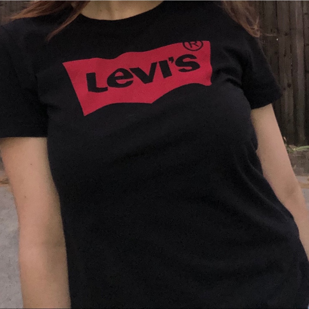 Levies black/red shirt